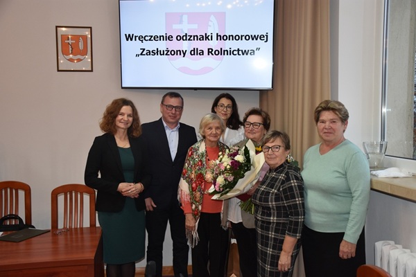 Ikona do artykułu: Wiesława Oleksiak z odznaką honorową „Zasłużony dla Rolnictwa”