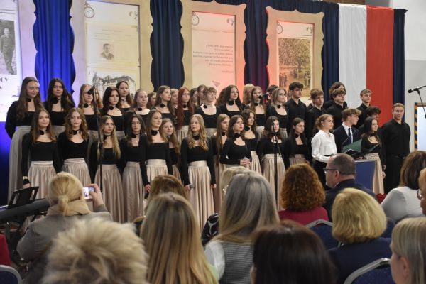 Ikona do artykułu: 100 lat od matury Jerzego Różyckiego – symboliczna podróż przez sto lat